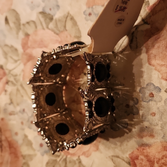 New Stretch faux onyx silvertoned stretch bracelet - Picture 3 of 3